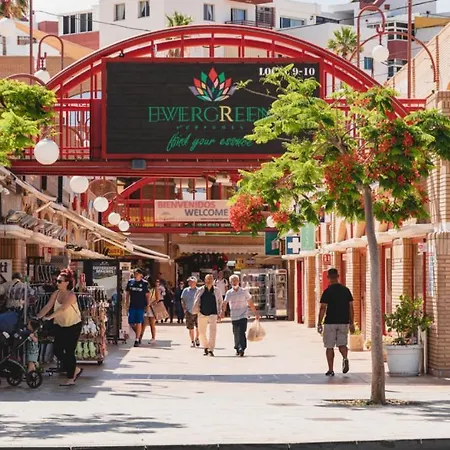 Con Piscina En Apartment