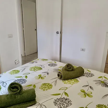 Apartment Con Piscina En *